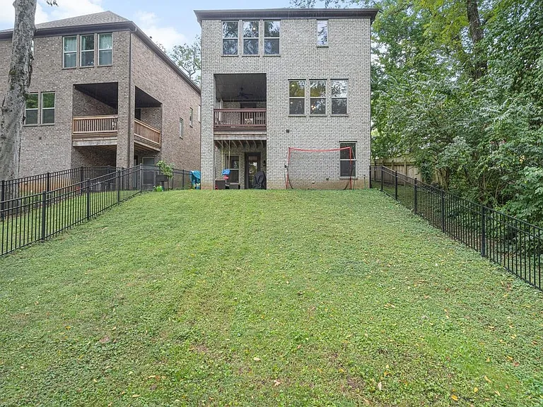138 Haverford Dr — Photo 23