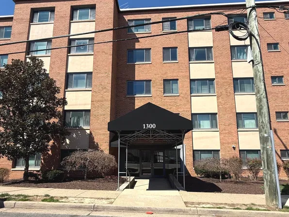1300 S Arlington Ridge Rd APT 702, Arlington, VA 22202