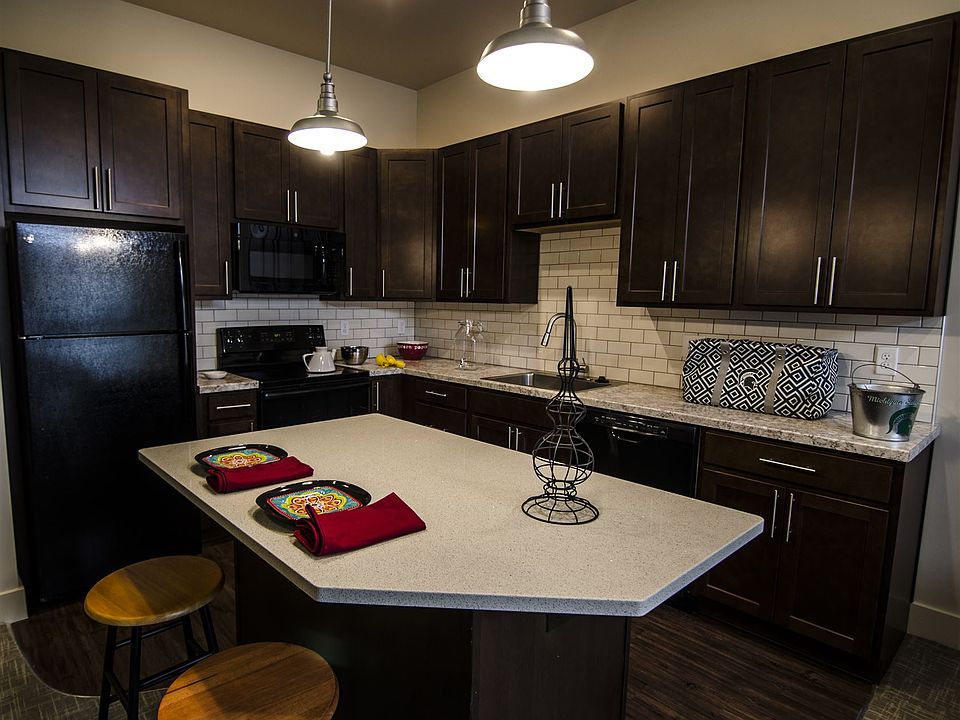 300 Grand_Kitchen (2)_2016 dark kit