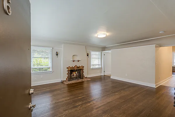 2 bed, 780 sqft, $2,400 — Photo 2