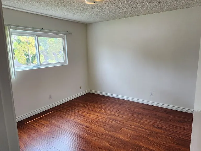 519 N Hayworth Ave — Photo 3