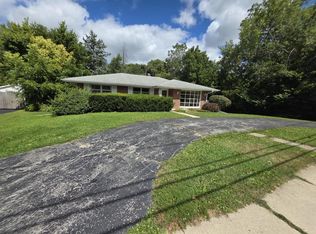 527 W Wisconsin Ave, Village Of Pewaukee, WI 53072