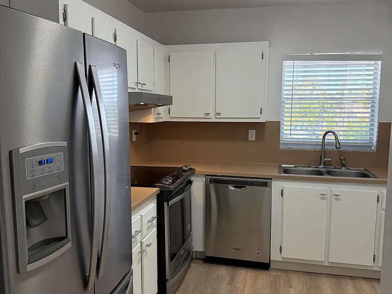 1400 NE 55th St #206 — Photo 6