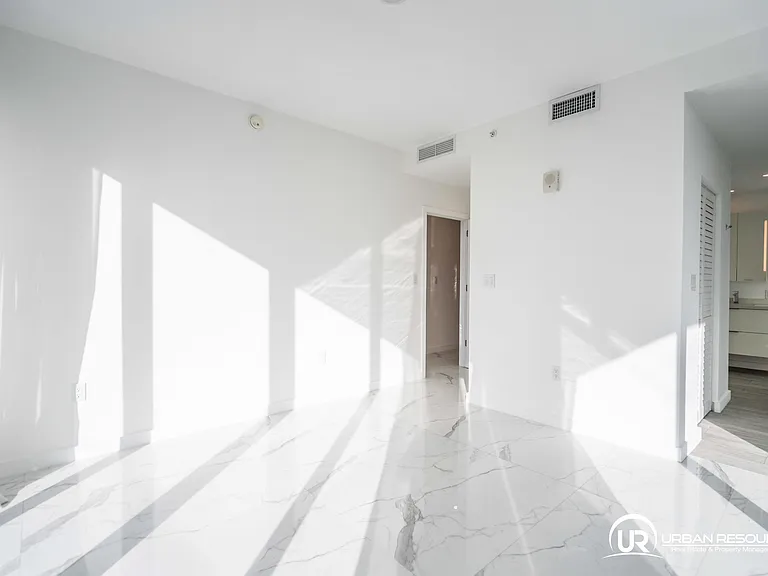 8425 Crespi Blvd #304 — Photo 42