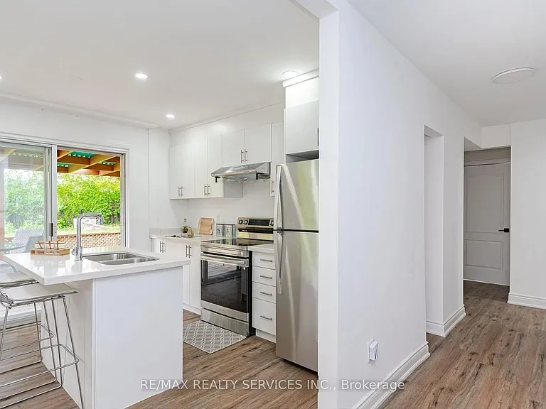 46 Staveley Cres — Photo 3