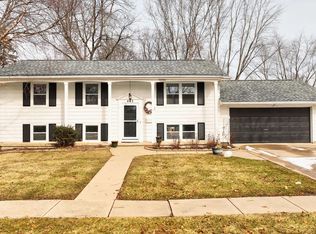 405 Hollybrook Dr, Midland, MI 48642