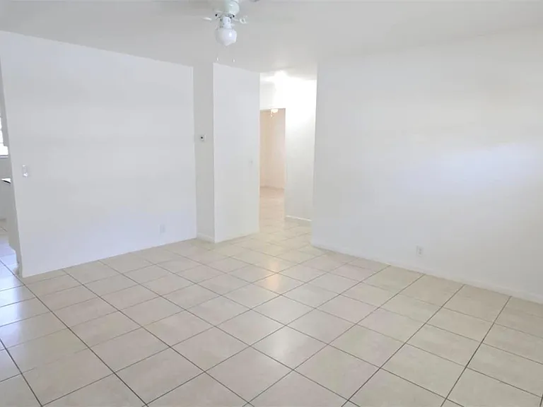 255 SW 12th St #2 — Photo 6