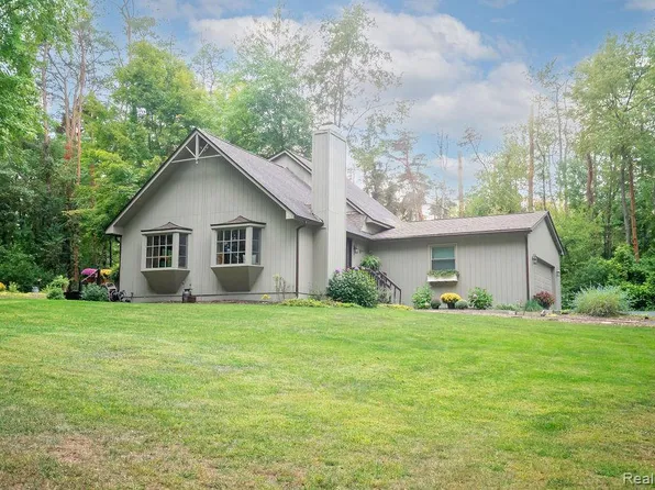 9256 Pine Hill Trl, Fenton, MI 48430