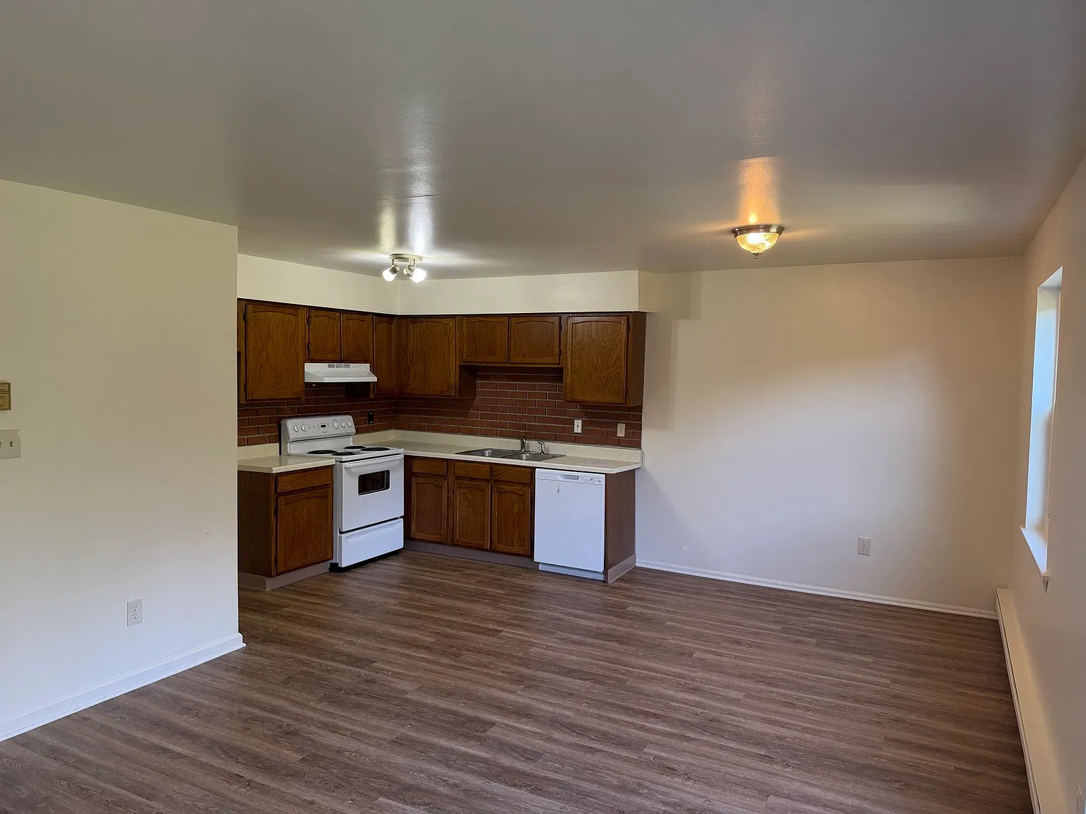 3 bed, 1.5 bath, 1452 sqft, $2,200 — Photo 4