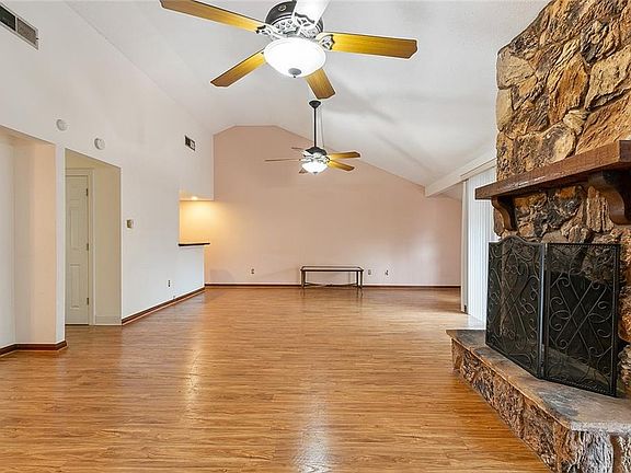 5th image of 1016 Saint Julien Dr APT 403