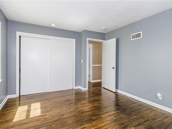 5th image of 10525 Mersington Ave