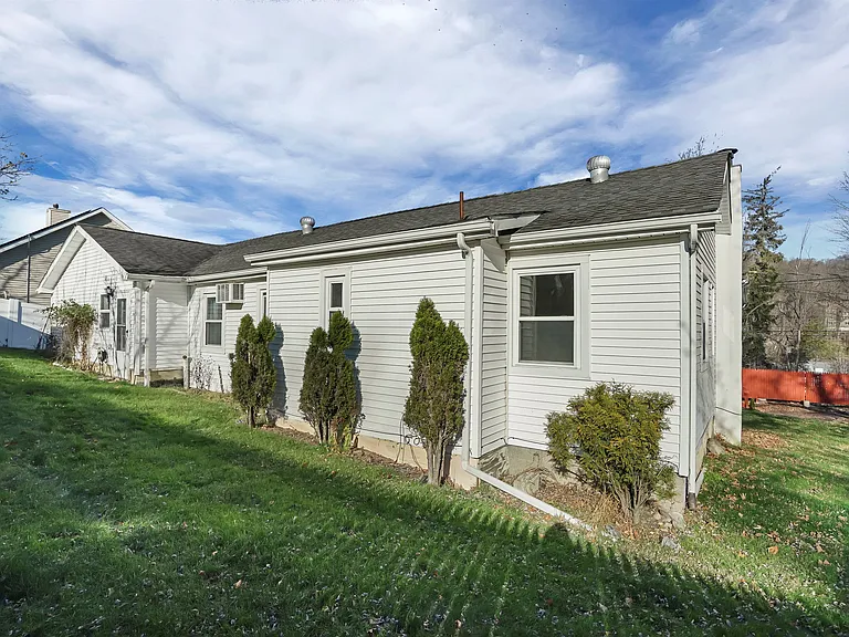 447 Clove Rd — Photo 28