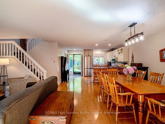3rd image of 158 Escarpment Cres