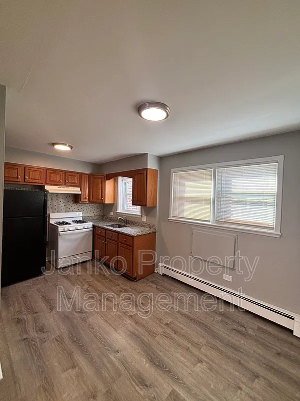 2 bed, 1.0 bath, $1,400 — Photo 1