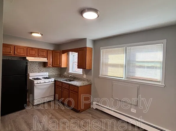 2057 135th Pl APT 4, Blue Island, IL 60406