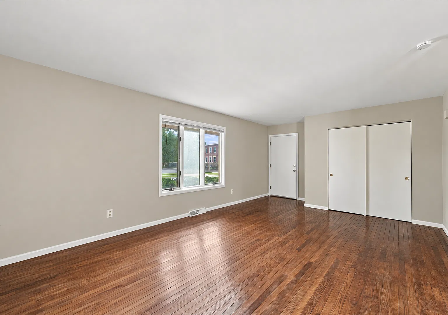 215 Warwick — Photo 3