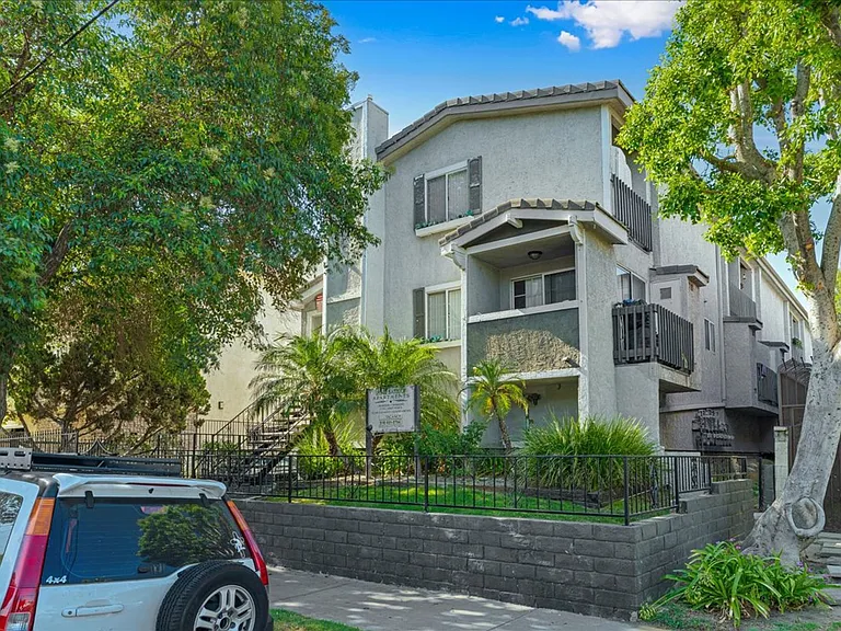 18547 Saticoy St #10 — Photo 16
