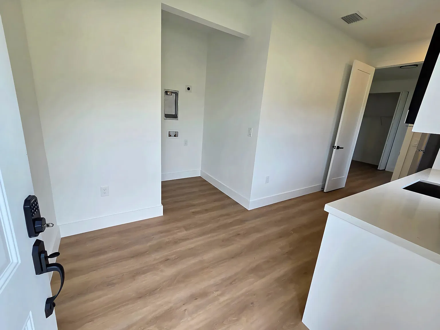 1 bed, 350 sqft, $1,000 — Photo 3