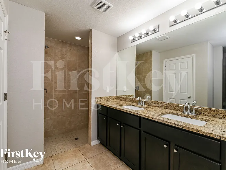 1203 SW 29th St — Photo 10