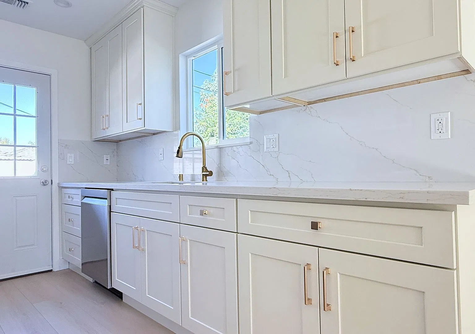 Bright, Fully Renovated 1BD/1BA with Vaulted Ceilings, In-Unit Laundry & Private Patio — Photo 4