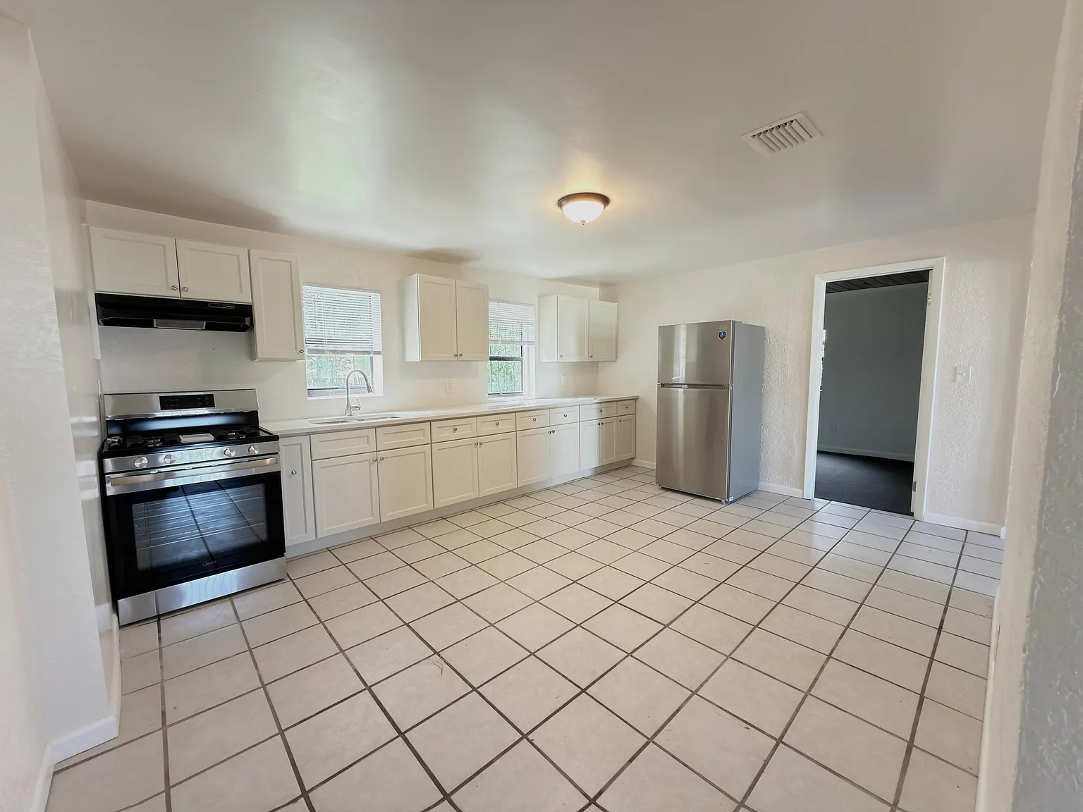 3 bed, 2.0 bath, 1320 sqft, $3,200 — Photo 2