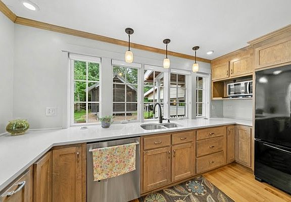 4th image of 105 Wilson St