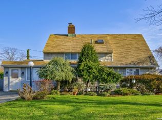 136 Scooter Ln, Hicksville, NY 11801