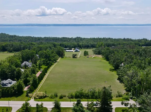 658 W Bluff Dr, Harbor Springs, MI 49740