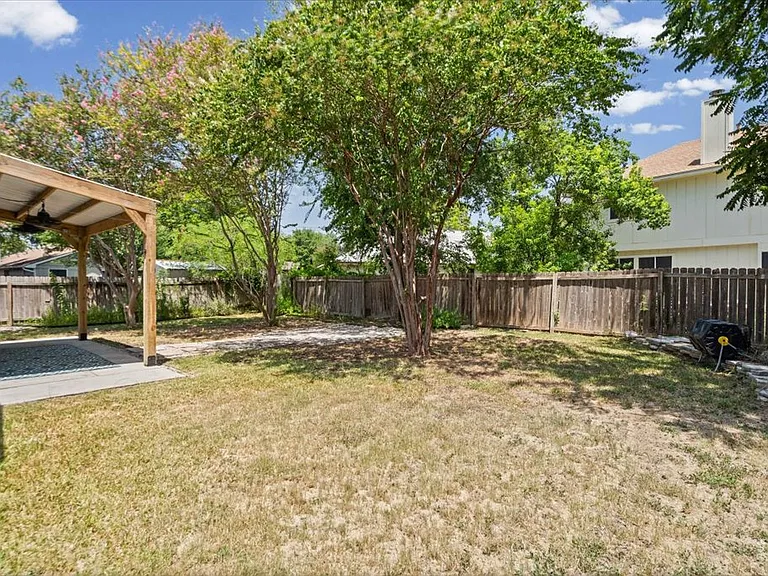 910 Markham Ln — Photo 30