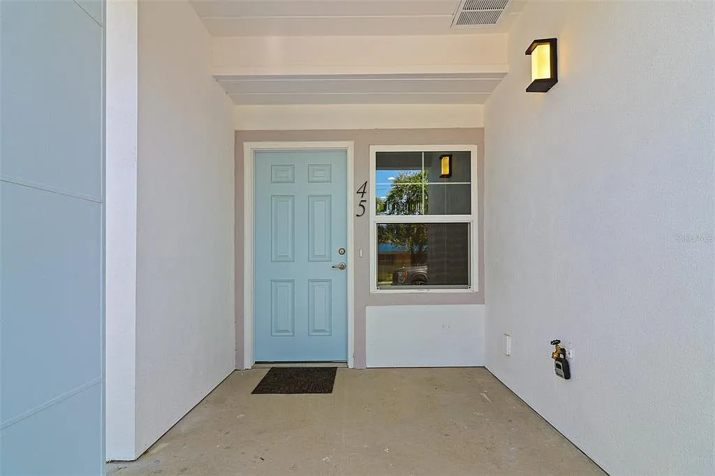 2 bed, 2.5 bath, 1900 sqft, $2,000 — Photo 2