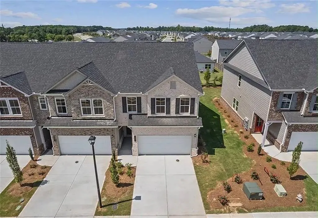 3 bed, 2.5 bath, 2285 sqft, $2,699 — Photo 2