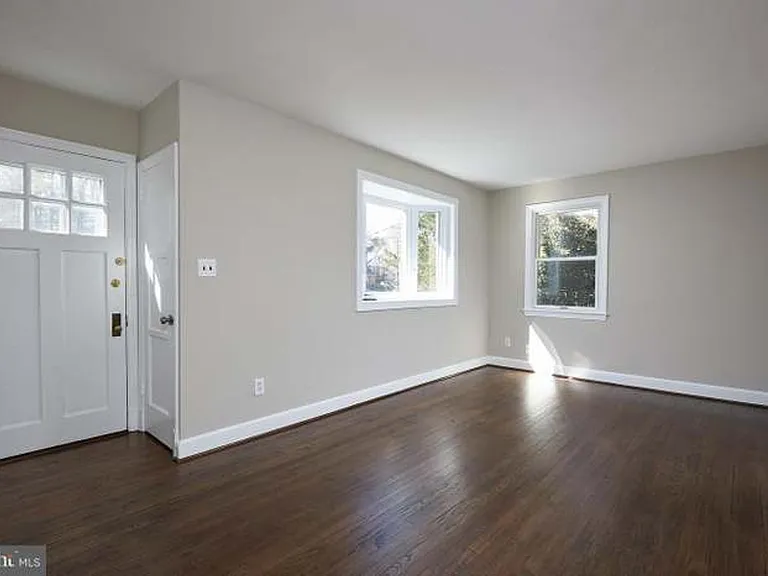 221 Dale Dr — Photo 2