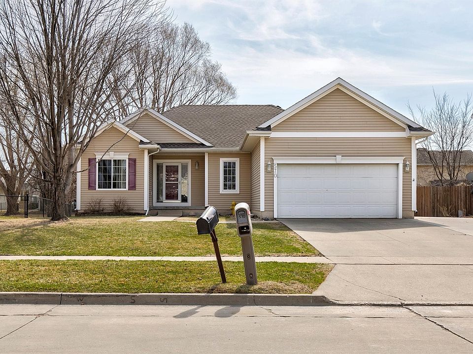 1st image of 570 SE Parker Dr