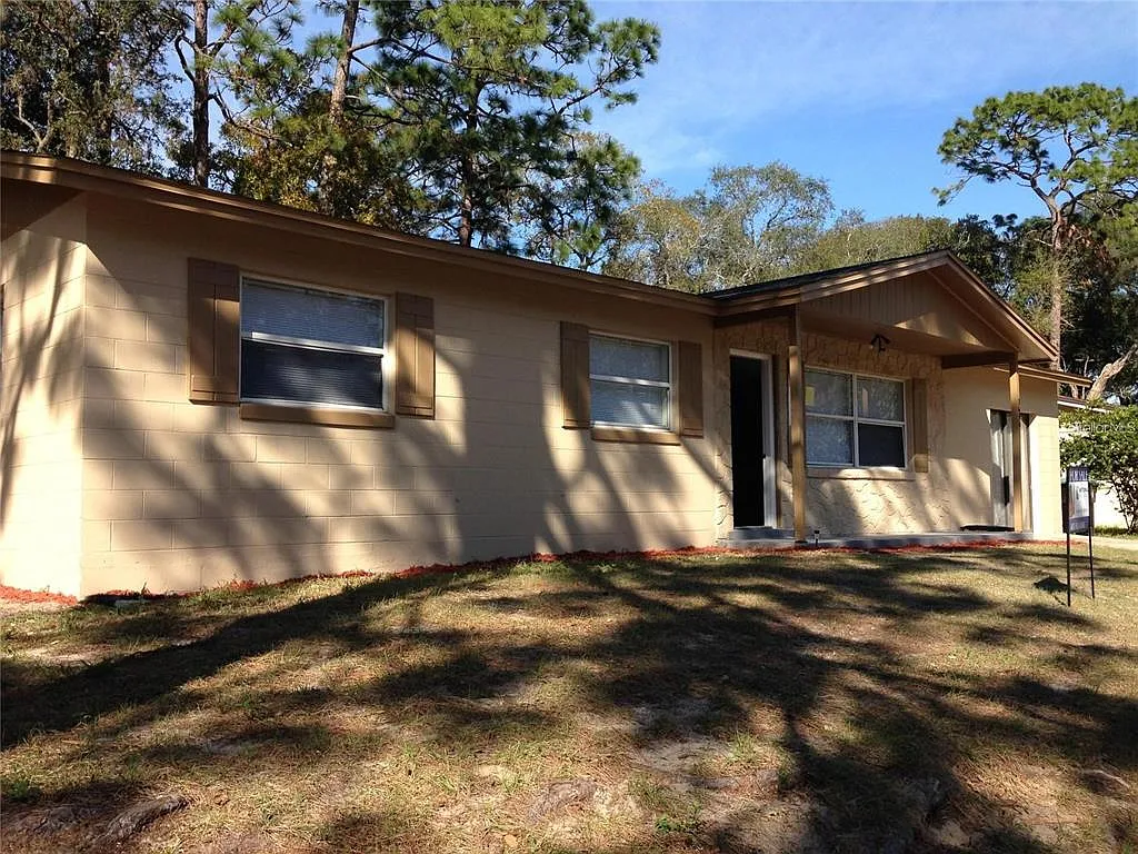 4 bed, 2.0 bath, 1368 sqft, $2,001 — Photo 2