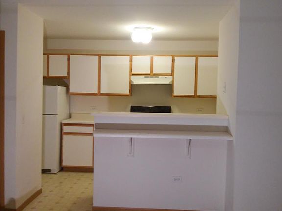 Kitchen w/ Breakfast Counter