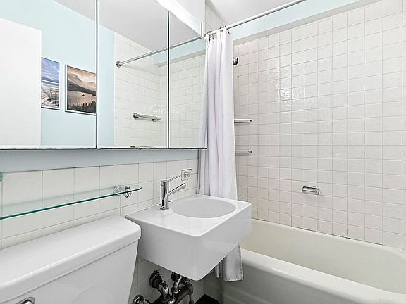 5th image of 301 E 22nd St APT 3PR