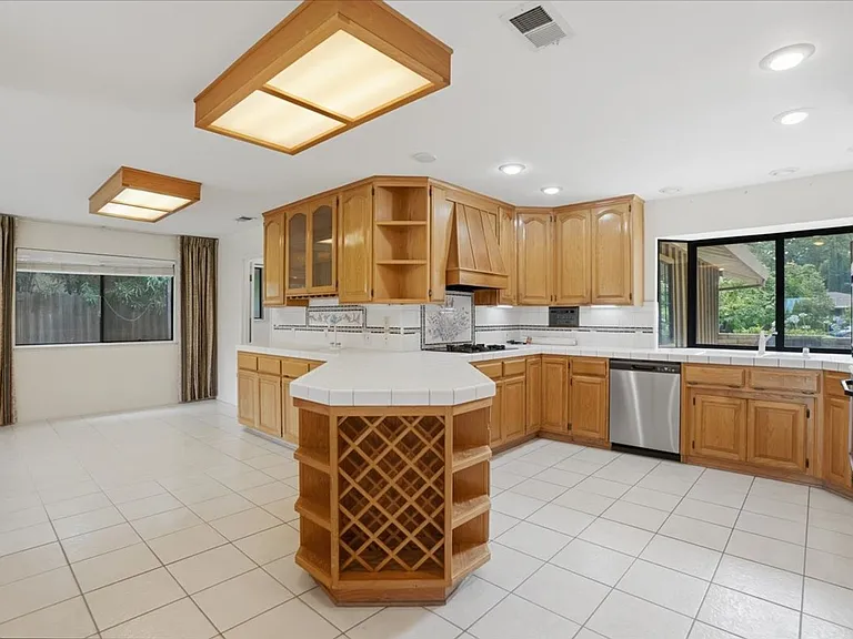 654 Jerome St — Photo 10