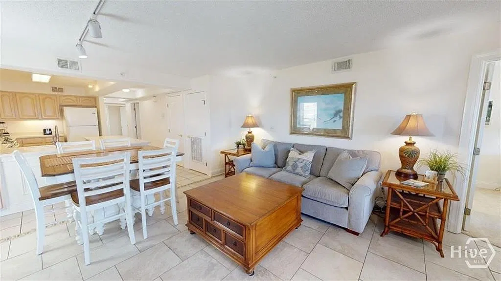 3 bed, 2.0 bath, 1420 sqft, $3,000 — Photo 2