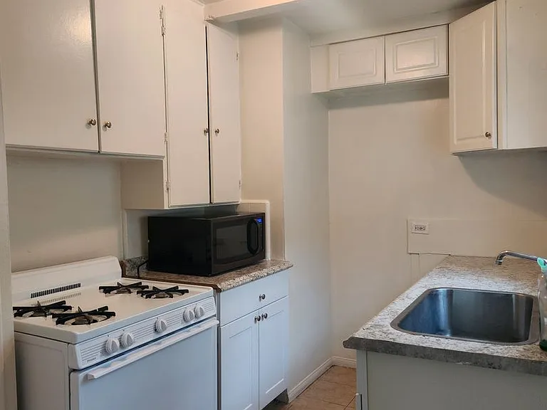 1550 N Arrowhead Ave — Photo 3