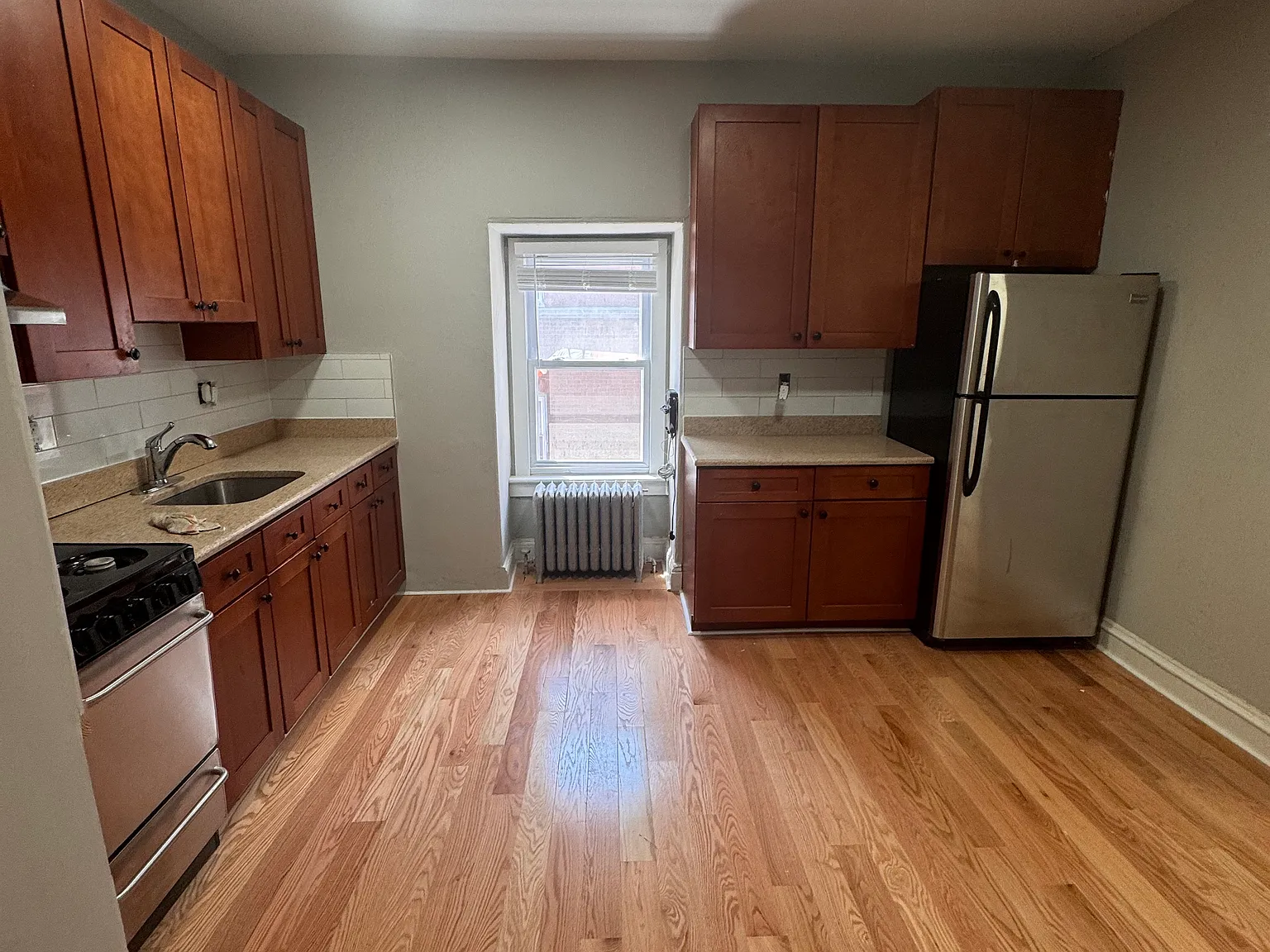 3 bed, 900 sqft, $2,200 — Photo 3