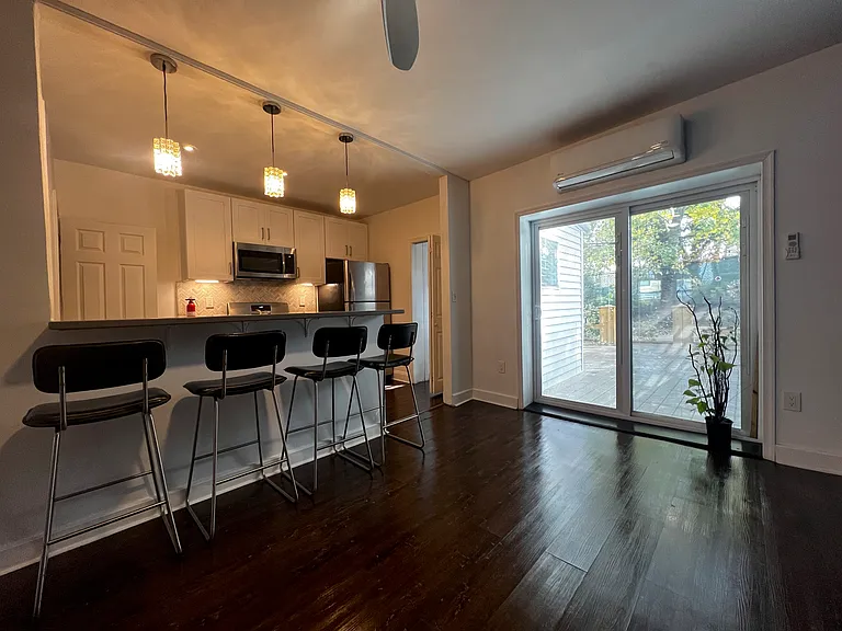 248 E Queen Ln — Photo 16