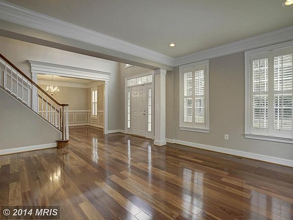 4th image of 10 Meadowbrook Ln