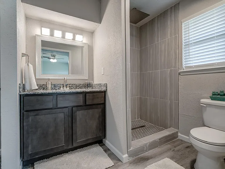 605 Saint James Pl — Photo 33