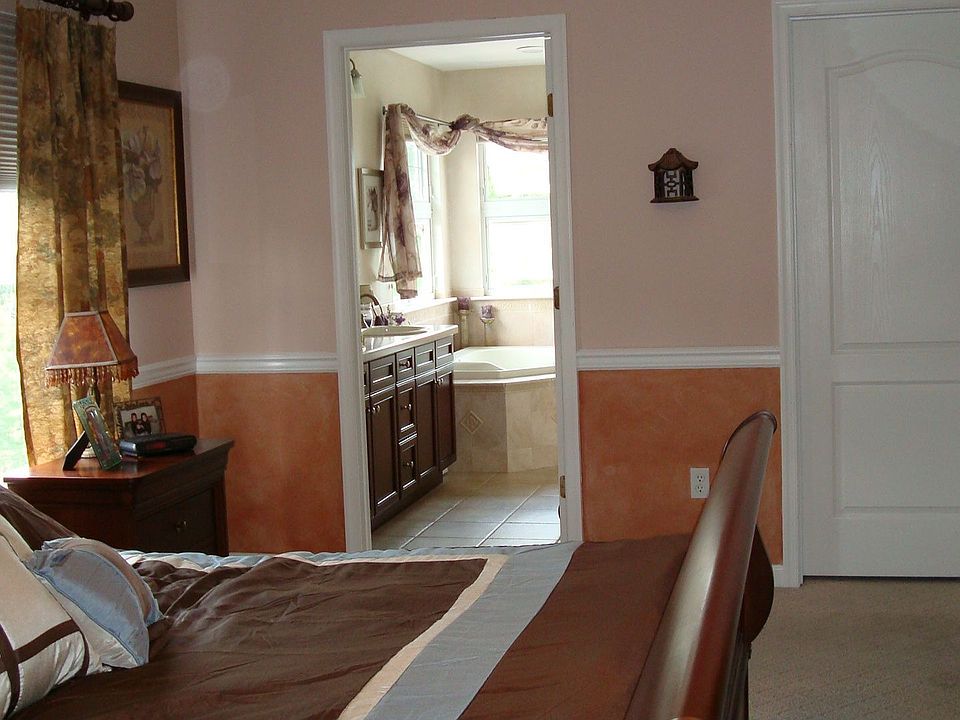 LARGE MASTER BEDROOM