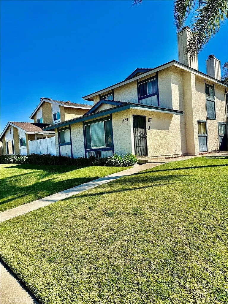 3 bed, 1100 sqft, $3,485 — Photo 2