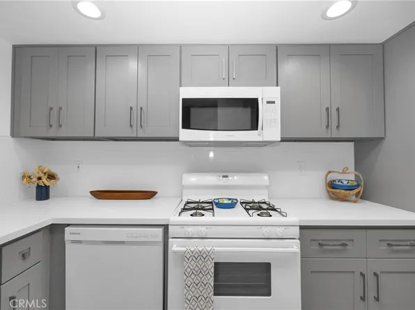 2001 Freeman Ave APT 203, Signal Hill, CA 90755