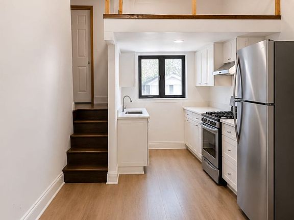 3rd image of 21 Scarboro Ave