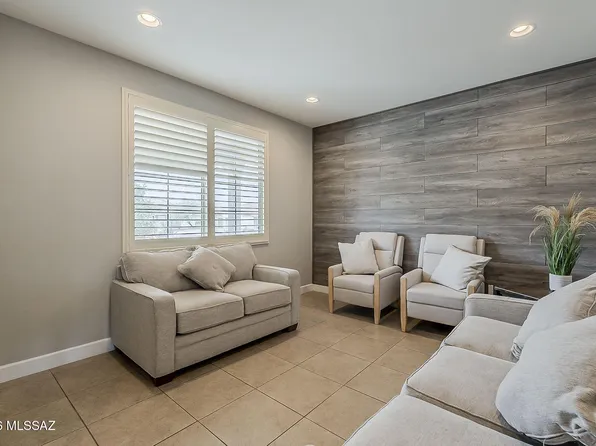 5571 S White Spar Trl, Tucson, AZ 85747