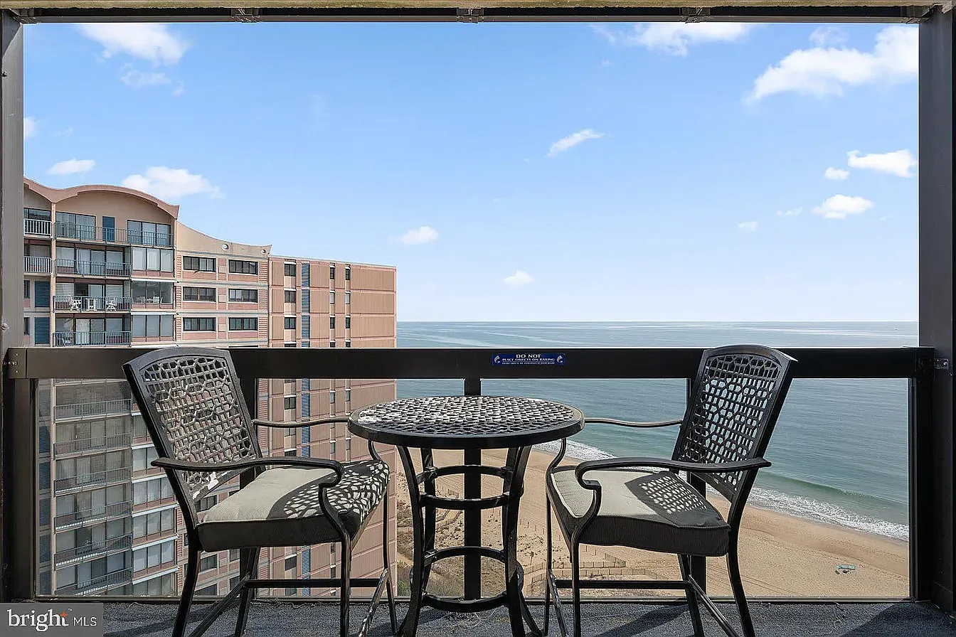 2 bed, 825 sqft, $2,300 — Photo 3