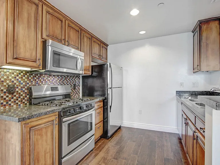 4410 Sepulveda Apartments — Photo 25